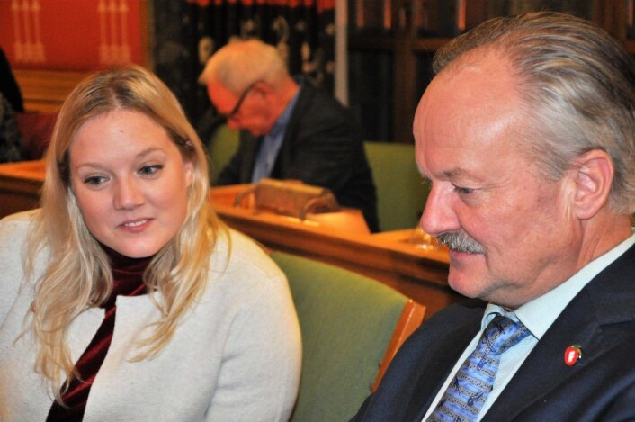 Frps Aina Stenersen fikk seg en god latter da partifelle Peter N. Myhre forklarte bystyret at han ikke besøker søskenbarnet på Gjøvik hver dag. Foto. Arnsten Linstad Frps Aina Stenersen fikk seg en god latter da partifelle Peter N. Myhre forklarte bystyret at han ikke besøker søskenbarnet på Gjøvik hver dag. Foto. Arnsten Linstad