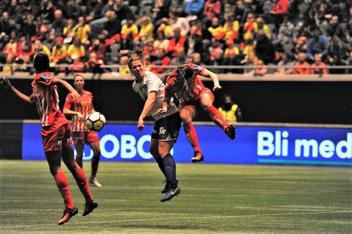 Vålerenga-jentene møtte et hardt og robust forsvar. Foto: Morten Lauveng Jørgensen Vålerenga-jentene møtte et hardt og robust forsvar. Foto: Morten Lauveng Jørgensen