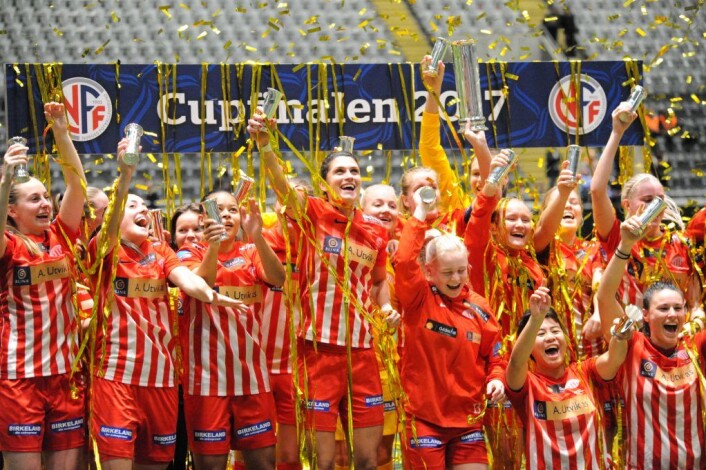 Jentene fra Avaldsnes kunne juble over seier og kongepokal lørdag kveld. Foto: Morten Lauveng Jørgensen Jentene fra Avaldsnes kunne juble over seier og kongepokal lørdag kveld. Foto: Morten Lauveng Jørgensen