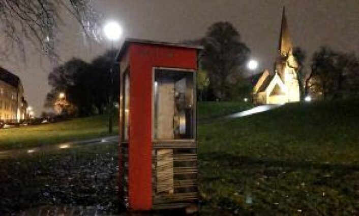Her er en av de 19 røde telefonkioskene som er igjen i Oslo. Den står på Vålerenga, med Vålerenga kirke i bakgrunnen. Foto: Elin Barosen Her er en av de 19 røde telefonkioskene som er igjen i Oslo. Den står på Vålerenga, med Vålerenga kirke i bakgrunnen. Foto: Elin Barosen