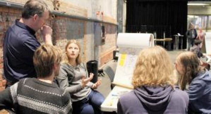 Tine Flinskau forklarer til workshop-leder Scott Burnham (t.v.) hvordan gruppen ser for seg bruken av en av telefonkioskene. Med ryggen til (f.v.) Thomas Kalvatn, lærer på Edvard Munch Vgs, og elevene Oskar Rønningstad og Tor Pharo. Foto: Elin Barosen Tine Flinskau forklarer til workshop-leder Scott Burnham (t.v.) hvordan gruppen ser for seg bruken av en av telefonkioskene. Med ryggen til (f.v.) Thomas Kalvatn, lærer på Edvard Munch Vgs, og elevene Oskar Rønningstad og Tor Pharo. Foto: Elin Barosen