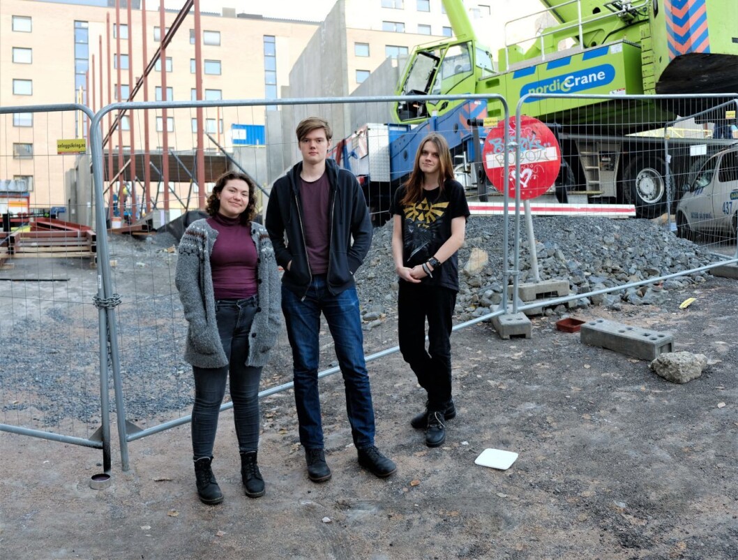 Elvebakken-elevene Inga Marie G Evang, Magnus Winther og Jesper Nordang Halvorsen (t.h) er fornøyde med å ha vært med på å endre fasadefargen på nye Vega Scene. Foto: Christian Boger Elvebakken-elevene Inga Marie G Evang, Magnus Winther og Jesper Nordang Halvorsen (t.h) er fornøyde med å ha vært med på å endre fasadefargen på nye Vega Scene. Foto: Christian Boger