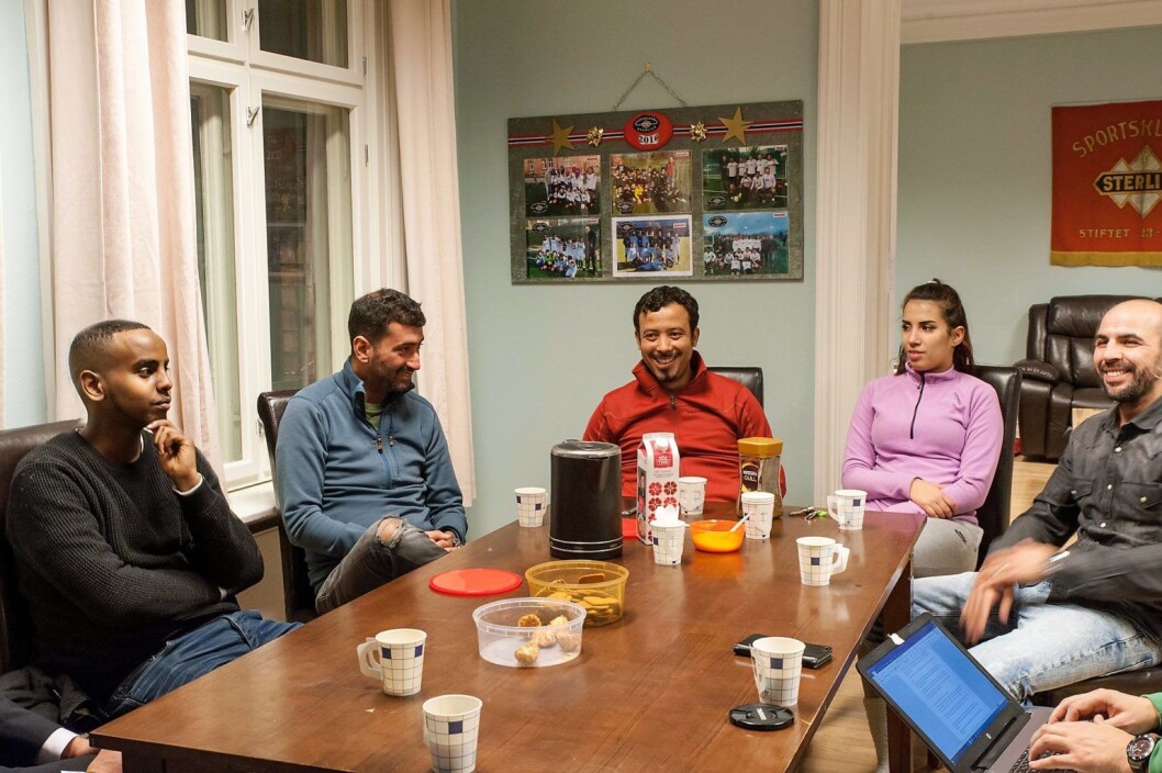 Ungdomslederne på Sportsklubben Sterling jubler over pengebidraget til klubben. Hanad Abdela (f.v), Mohamed Fariss, Mimoun El Atiaoui, Salima El Mouatessam og Mohamed El Morabet. Foto: Anna Carlsson Ungdomslederne på Sportsklubben Sterling jubler over pengebidraget til klubben. Hanad Abdela (f.v), Mohamed Fariss, Mimoun El Atiaoui, Salima El Mouatessam og Mohamed El Morabet. Foto: Anna Carlsson