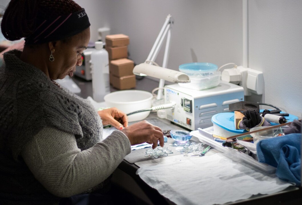 Små, nøyaktig tillagde glassbiter skal settes sammen til en liten engel. Konsentrasjon er viktig sier Ugbo. Foto: Kyrre Songstad Seim Små, nøyaktig tillagde glassbiter skal settes sammen til en liten engel. Konsentrasjon er viktig sier Ugbo. Foto: Kyrre Songstad Seim