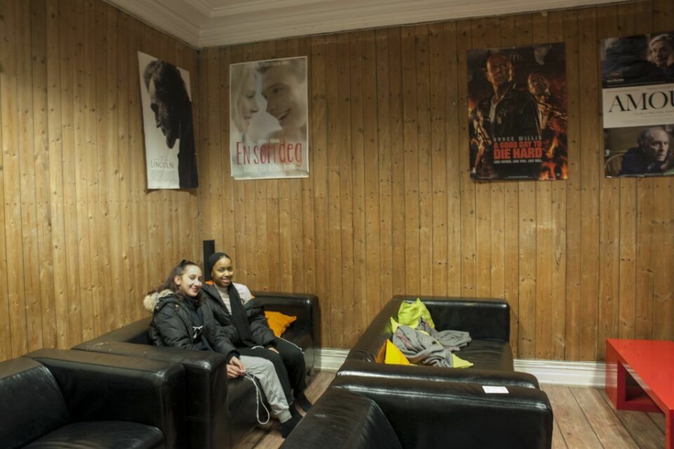 Jenter i kinosalen på Sportsklubben Sterling. Foto: Anna Carlsson