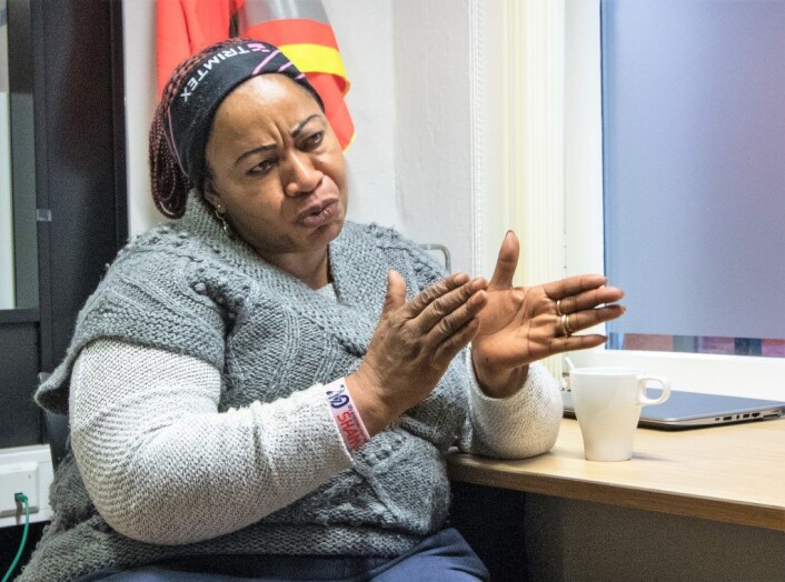 Ikke grav deg ned i tunge tanker, konsenter deg om jobben, og hodet vil bli lettere, sier Ugbo på glassverkstedet. Foto: Kyrre Songstad Seim Ikke grav deg ned i tunge tanker, konsenter deg om jobben, og hodet vil bli lettere, sier Ugbo på glassverkstedet. Foto: Kyrre Songstad Seim