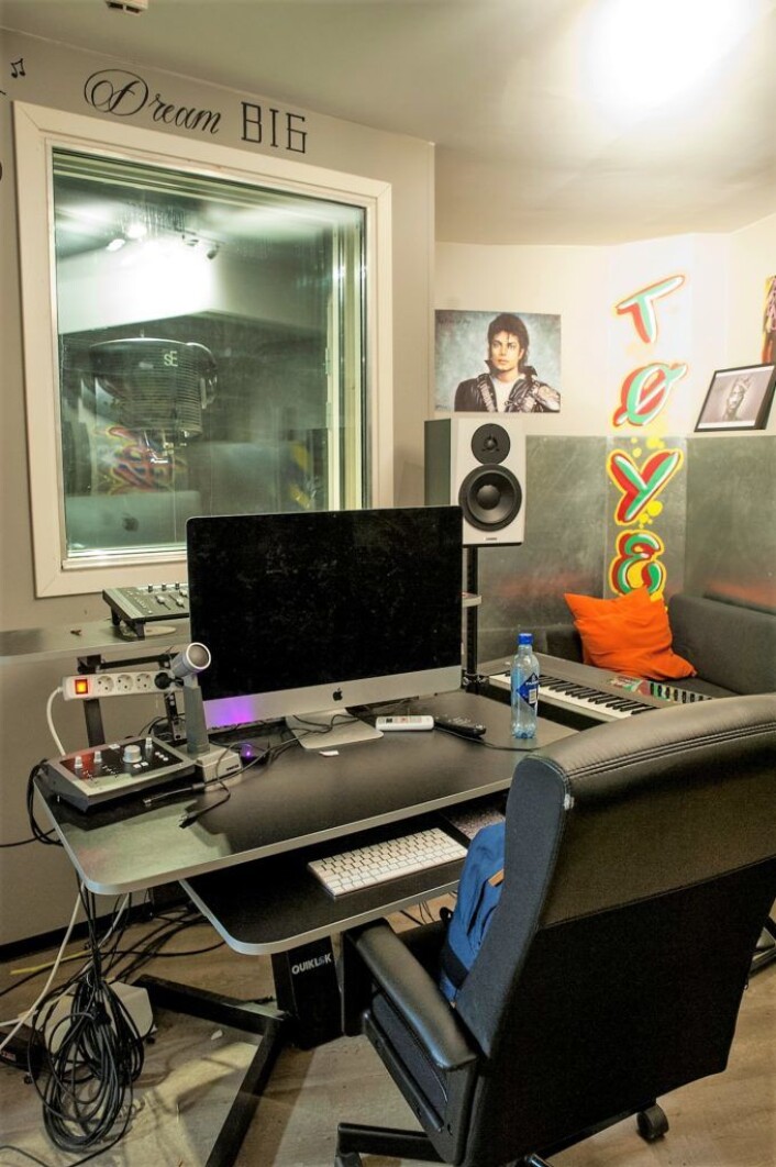 Studioet i kjelleren på Sportsklubben er et sted hvor ungdom får uttrykke seg selv lyrisk og musikalsk. Foto: Anna Carlsson Studioet i kjelleren på Sportsklubben er et sted hvor ungdom får uttrykke seg selv lyrisk og musikalsk. Foto: Anna Carlsson