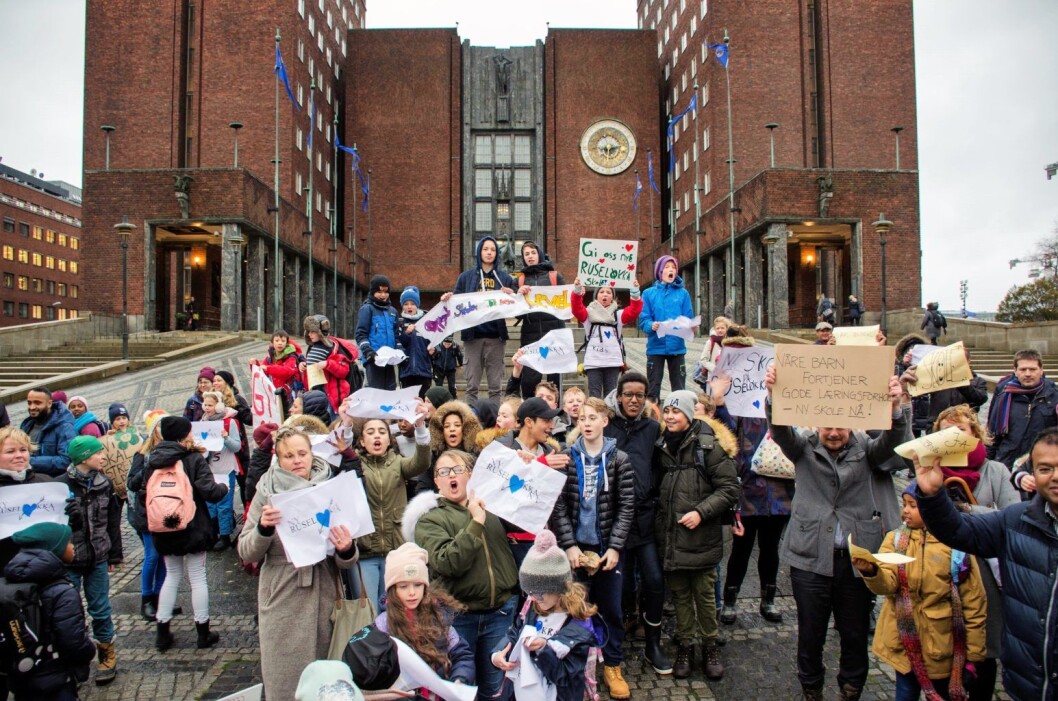 Foreldre, barn og andre støttespillere protesterer for å få fortgang i byggingen av nye Ruseløkka skole i dag. Men motstanderne av rivingen av den gamle skolen har ikke gitt opp. Foto: Morten Lauveng Jørgensen Foreldre, barn og andre støttespillere protesterer for å få fortgang i byggingen av nye Ruseløkka skole i dag. Men motstanderne av rivingen av den gamle skolen har ikke gitt opp. Foto: Morten Lauveng Jørgensen