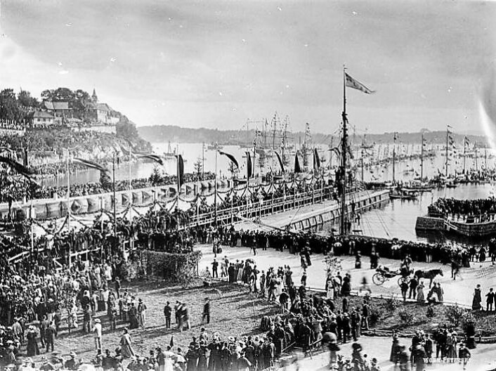 Mye folk ved Rådhusbrygge 2 da Fridtjof Nansen la til ved bryggen med polarskipet Fram i 1896. Foto: Severin Worm- Petersen. Norsk Teknisk Museum Mye folk ved Rådhusbrygge 2 da Fridtjof Nansen la til ved bryggen med polarskipet Fram i 1896. Foto: Severin Worm- Petersen. Norsk Teknisk Museum