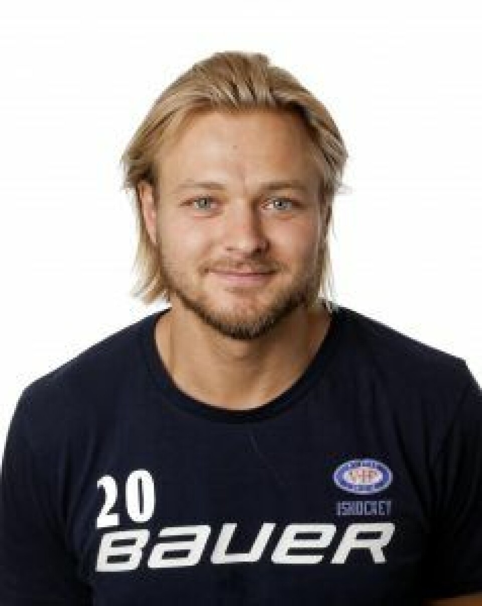 Rasmus Ahlholm bærer gullhjelmen til VIF hockey. Foto: FotoNorden