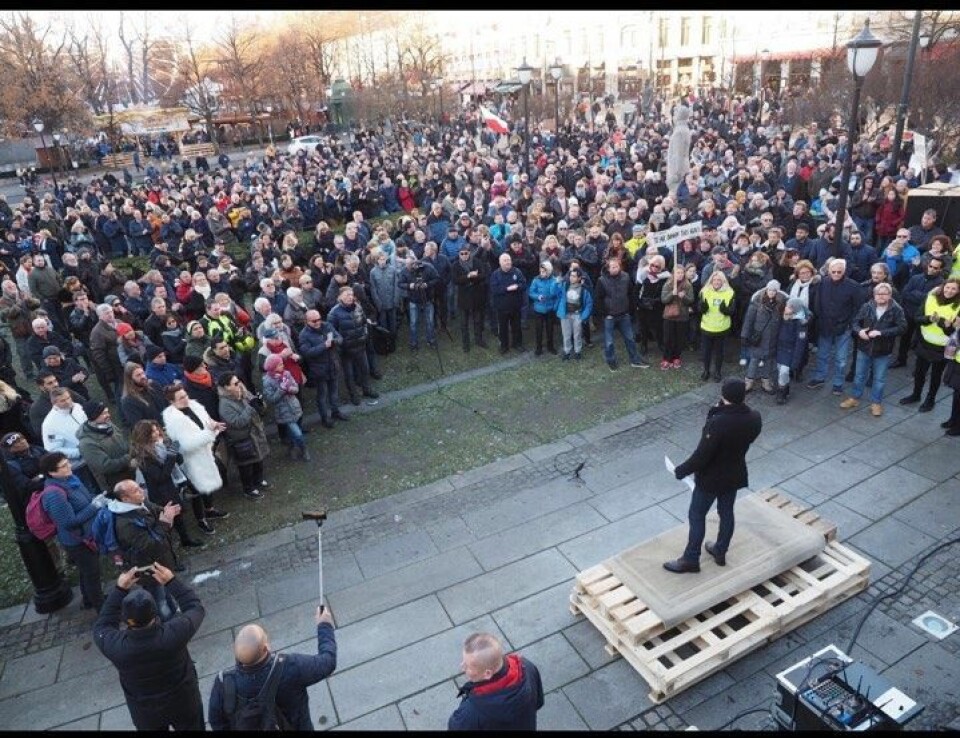 Et sted mellom 1500 og 2000 mennesker samlet seg foran Stortinget. Foto: Cecilie Lyngby