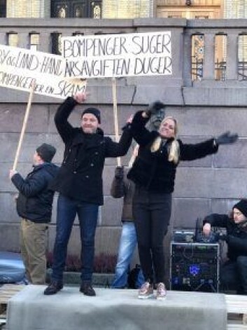 "JA til miljø, NEI til økning av bompenger!" ønsker folkeavstemning om bompenger i Oslo. Foto: Cecilie Lyngby "JA til miljø, NEI til økning av bompenger!" ønsker folkeavstemning om bompenger i Oslo. Foto: Cecilie Lyngby