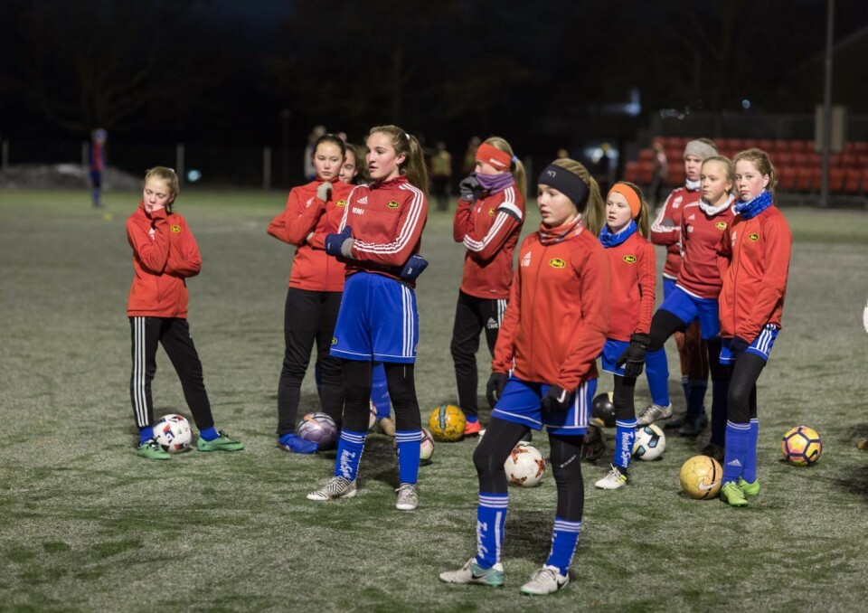 Spillerne på Skeids jenter 05-lag elsker å spille fotball. De blir tatt på alvor av klubben og de har svart med flotte resultater på fotballbanen. Foto: Stig Jensen