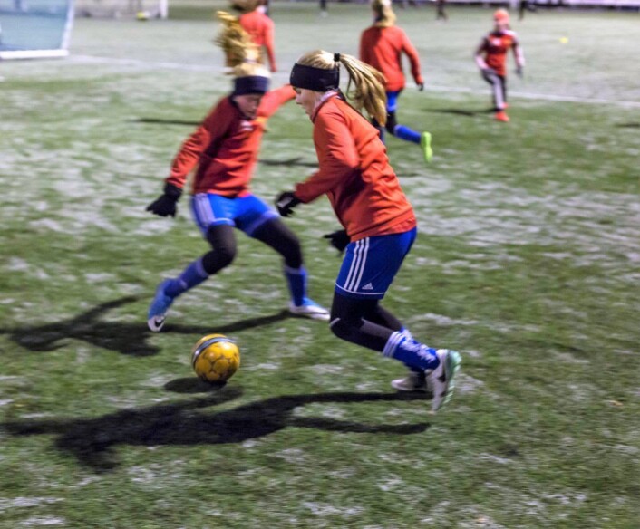 Fotball passer for jenter. Her viser Linnea og Lotte balanse og smidighet. Foto: Stig Jensen Fotball passer for jenter. Her viser Linnea og Lotte balanse og smidighet. Foto: Stig Jensen