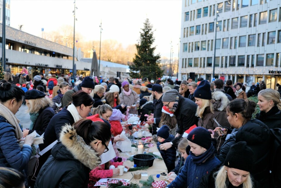 Stor aktivitet og interesse blant publikum under tenninga av julegrana i Vika. Foto: Christian Boger