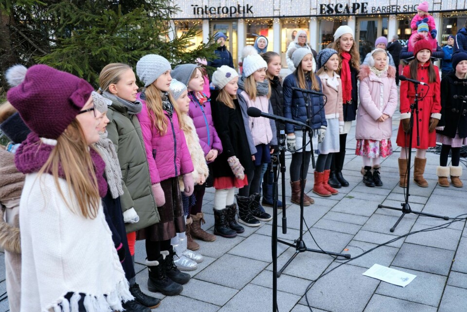 Det norske jentekor sang adventstiden inn i Vika. Foto: Christian Boger
