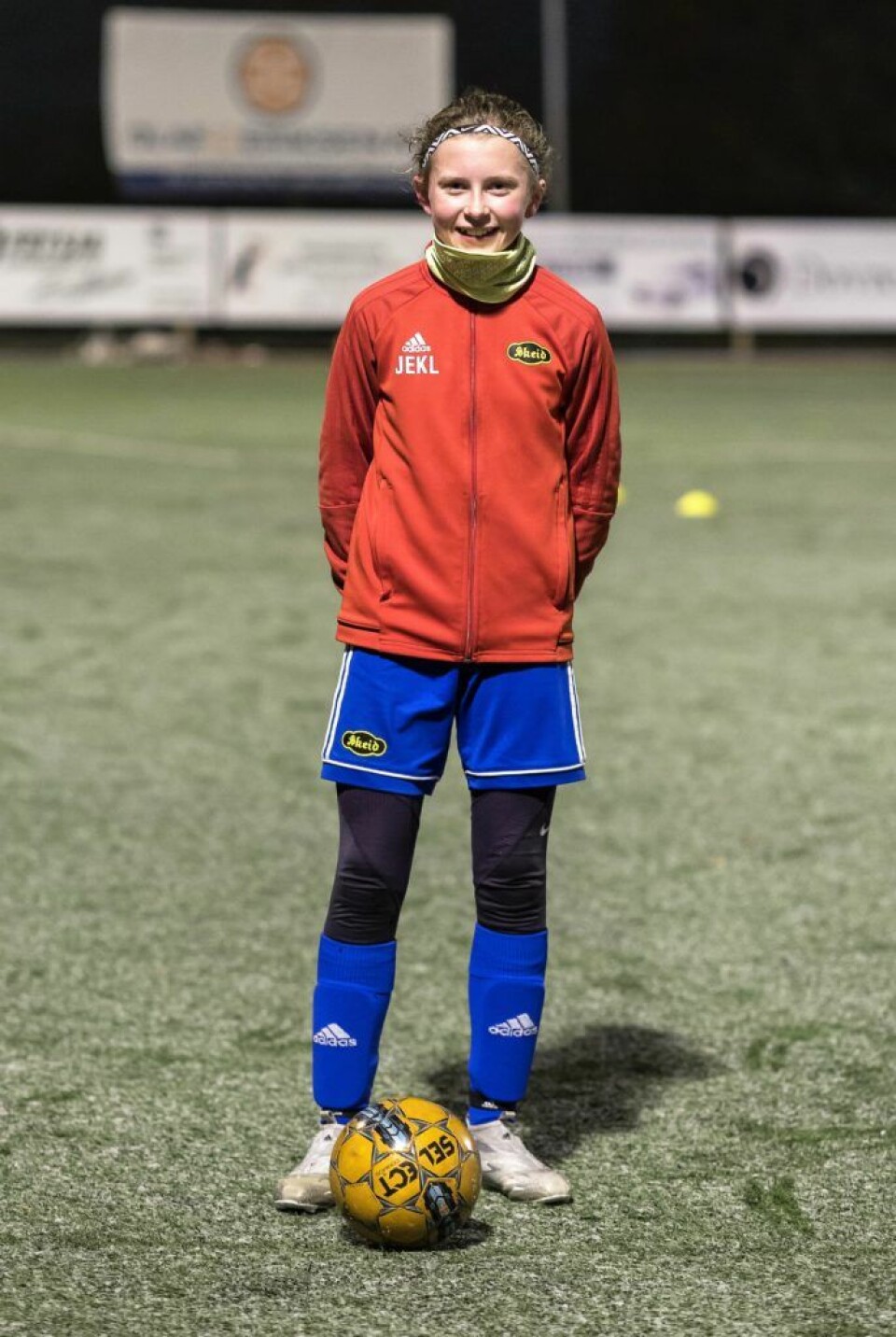 Josephine Emilie Kvalsund Larsen (12) spiller gjerne fotball hver eneste dag. Foto: Stig Jensen