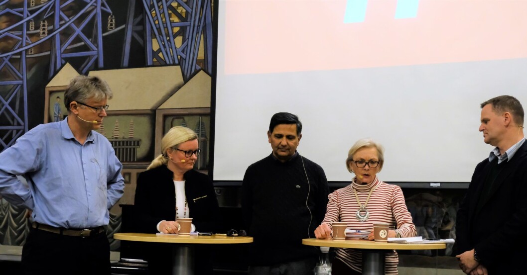 Det var til tider høy temperatur under folkemøtet om Briskebytrikken. Fra venstre: plansjef i Ruter; Halvor Jutulstad, bystyrepolitiker Pia Farstad von Hall (H), bystyrepolitiker Khalid Mahmood (AP), styremedlem i Skovveien Velforening, Marit Hvalvik, og BU-leder Jens Jørgen Lie. Foto: Christian Boger Det var til tider høy temperatur under folkemøtet om Briskebytrikken. Fra venstre: plansjef i Ruter; Halvor Jutulstad, bystyrepolitiker Pia Farstad von Hall (H), bystyrepolitiker Khalid Mahmood (AP), styremedlem i Skovveien Velforening, Marit Hvalvik, og BU-leder Jens Jørgen Lie. Foto: Christian Boger