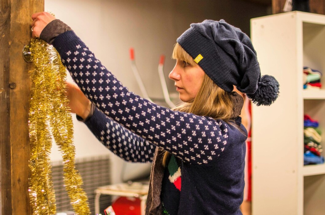 Verksbetjentene fra Bredtveit hang opp julepynt og gjorde butikken klar for publikum. Foto: Morten Lauveng Jørgensen Verksbetjentene fra Bredtveit hang opp julepynt og gjorde butikken klar for publikum. Foto: Morten Lauveng Jørgensen