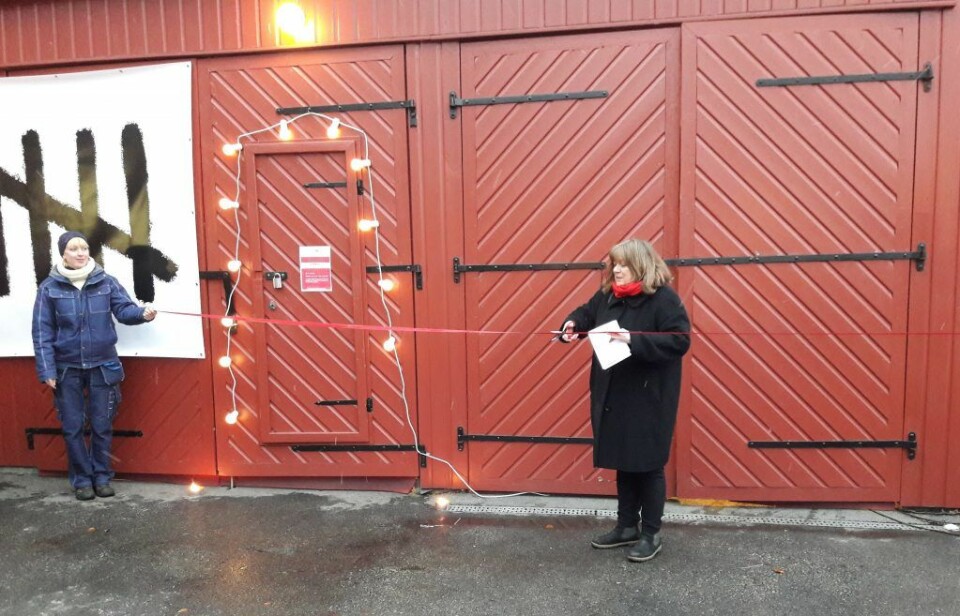 Assisterende fengselsleder Doris Bakken klippet snora som markerte åpningen av butikken. Arbeidsleder Pernille Gormsen fra Nyttig Arbeid ser at alt går riktig for seg. Foto: Anders Høilund