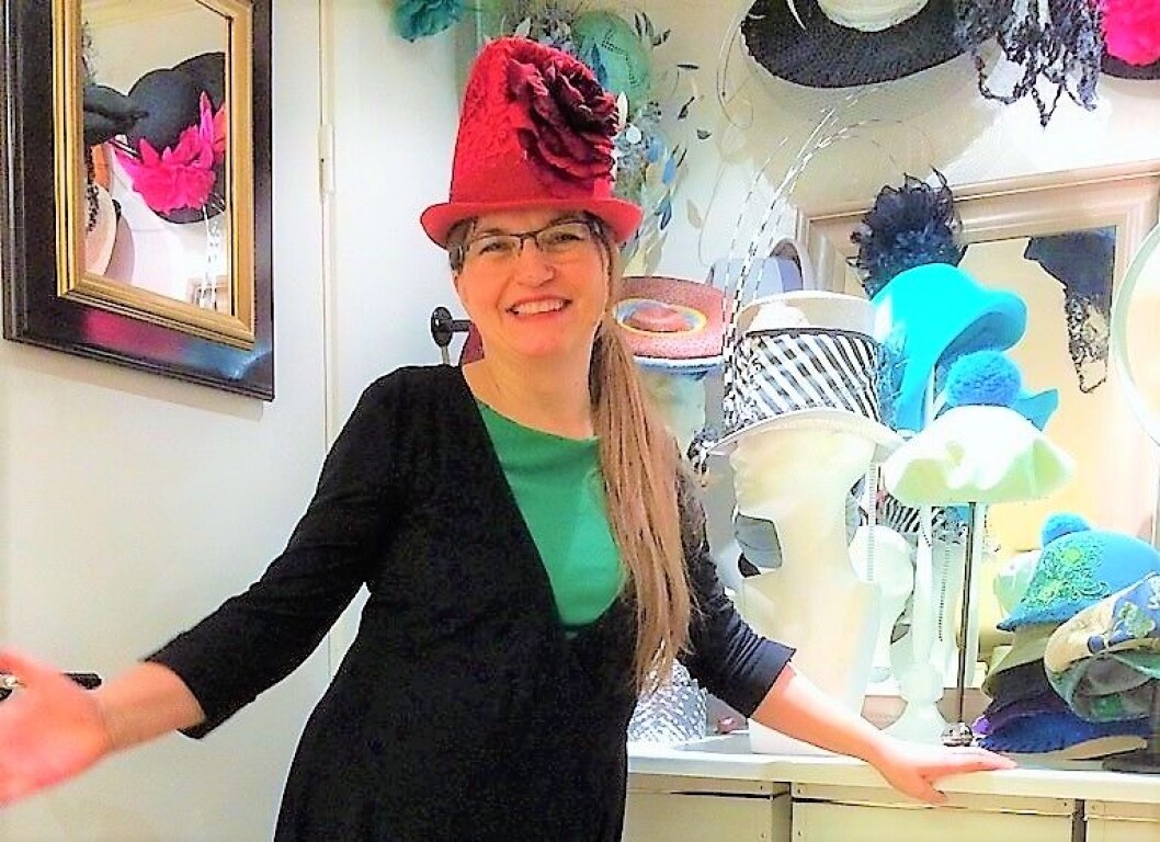 Hatte-Mona Strand viser frem en av hennes kreasjoner i butikken Mona Strand Hatter og Hodebekledning på kulturfesten i går kveld. Foto: Inger-Mari Nebbenes Hatte-Mona Strand viser frem en av hennes kreasjoner i butikken Mona Strand Hatter og Hodebekledning på kulturfesten i går kveld. Foto: Inger-Mari Nebbenes