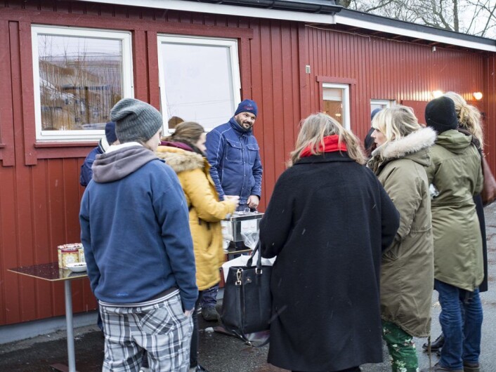 Pølsekøen utenfor Fengslende design. Foto: Børge Øgård Pølsekøen utenfor Fengslende design. Foto: Børge Øgård