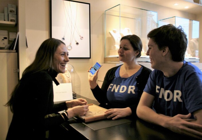 Ina von Turow i midten, til venstre står butikkeier i Pieces Uniques, Sandrine Munoz. Foto: Privat Ina von Turow i midten, til venstre står butikkeier i Pieces Uniques, Sandrine Munoz. Foto: Privat