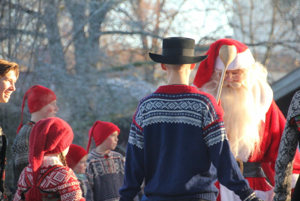 Julenissen tok seg en tur til Norsk folkemuseum igjen i år. Eller er det her han bor? Foto: Hans Magnus Borge