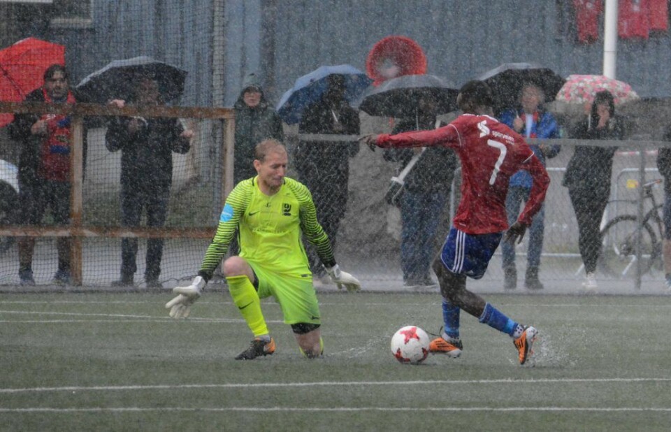 Fotball i Norge spilles i all slags vær. Hassan Yusuf avgjør lokaloppgjøret mot Kjelsås høsten 2017, etter et 50 meters sololøp i styrtregnet. Foto: Anders Vindegg