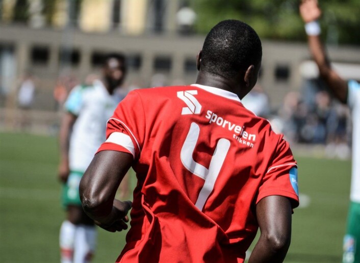 Sporveien gikk inn som sponsor i løpet av 2017. Her bærer kaptein Mansour Gueye trikken på ryggen mot HamKam. Foto: Anders Vindegg Sporveien gikk inn som sponsor i løpet av 2017. Her bærer kaptein Mansour Gueye trikken på ryggen mot HamKam. Foto: Anders Vindegg