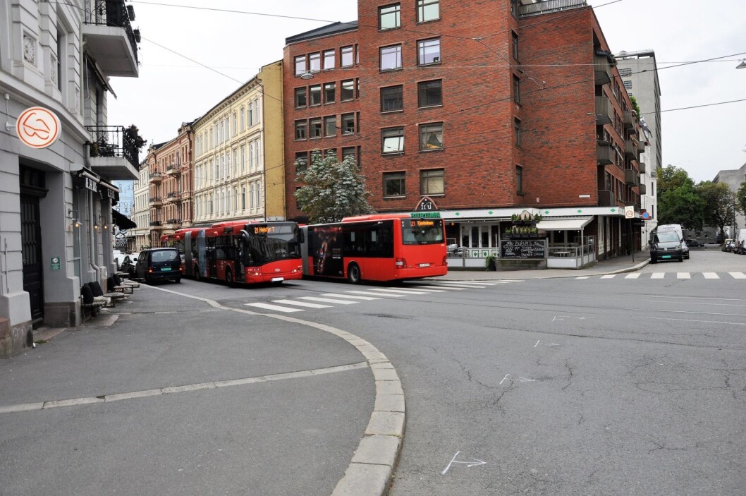 Ifølge Ruters planer vil halvparten av dette fortauet i krysset Frognerveien/Skovveien fjernes for å gi plass til ny trase for briskebytrikken. Foto: Arnsten Linstad Ifølge Ruters planer vil halvparten av dette fortauet i krysset Frognerveien/Skovveien fjernes for å gi plass til ny trase for briskebytrikken. Foto: Arnsten Linstad