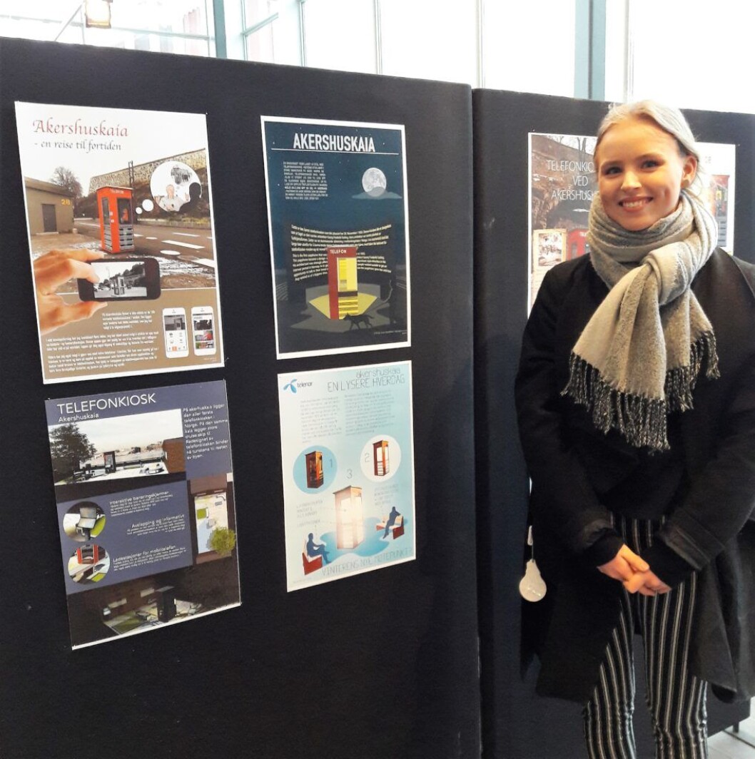 Marie Nynäs, elev ved design- og arkitektlinja ve Edvard Munch videregående skole viser fram noen av forslagene til gjenbruk av de gamle, fredede telefonkioskene. Foto: Anders Høilund Marie Nynäs, elev ved design- og arkitektlinja ve Edvard Munch videregående skole viser fram noen av forslagene til gjenbruk av de gamle, fredede telefonkioskene. Foto: Anders Høilund