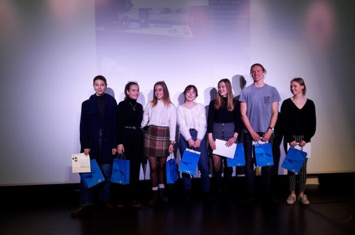 Premievinnerne fra venstre: Lilly Leana Dula Johansen, Milli Maria Isaksen, Suzanna Rian, Åsa Fosmark, Olivia von Zedtlitz-Neukirchen, Paul Andre Markey og Marie Nynäs. Foto: Anders Høilund Premievinnerne fra venstre: Lilly Leana Dula Johansen, Milli Maria Isaksen, Suzanna Rian, Åsa Fosmark, Olivia von Zedtlitz-Neukirchen, Paul Andre Markey og Marie Nynäs. Foto: Anders Høilund