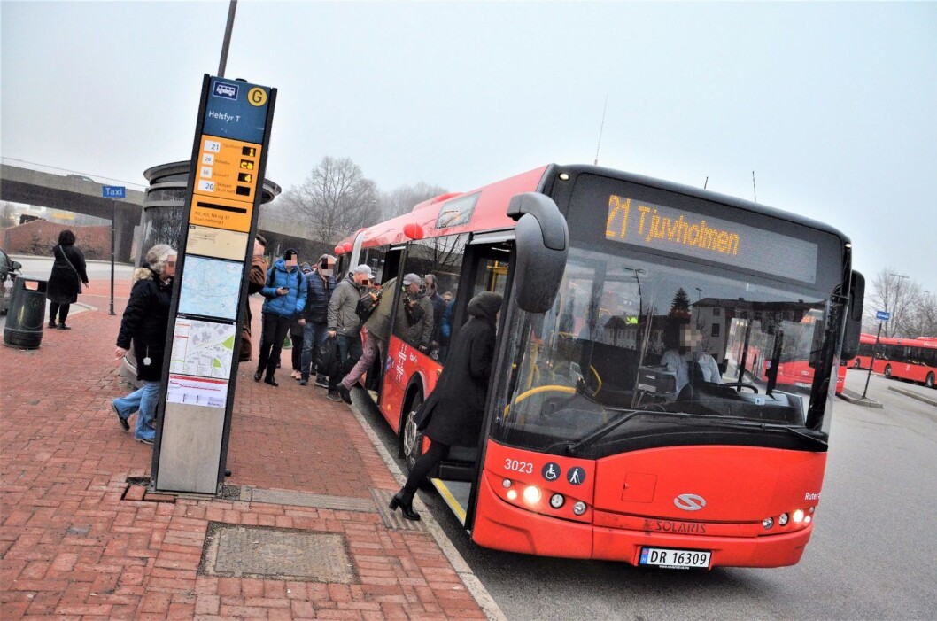 – Sett deg ned og hold kjeft, hylte bussjåføren. Illustrasjonsfoto: Unibuss – Sett deg ned og hold kjeft, hylte bussjåføren. Illustrasjonsfoto: Unibuss