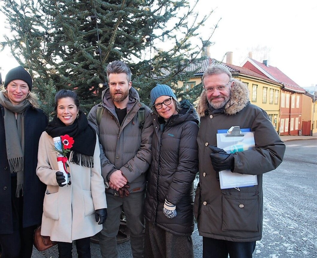 Fra v.: Tuva Løkse, Kampen vel, byråd Lan Marie Berg, nestleder i bydelsutvalget Gamle Oslo, Viktor Gjengaard, prest i Kampen kirke Marit Skjeggestad og Kampen vels Tommy Grotterød på Thorbjørn Egners plass. Foto: Børge Øgård Fra v.: Tuva Løkse, Kampen vel, byråd Lan Marie Berg, nestleder i bydelsutvalget Gamle Oslo, Viktor Gjengaard, prest i Kampen kirke Marit Skjeggestad og Kampen vels Tommy Grotterød på Thorbjørn Egners plass. Foto: Børge Øgård