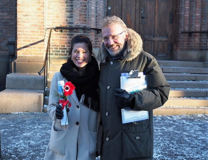 Byråd for miljø og samferdsel, Lan Marie Nguyen Berg (MDG) lover Tommy Grotterød å ta godt vare på underskriftene fra Kampen. Foto: Børge Øgård Byråd for miljø og samferdsel, Lan Marie Nguyen Berg (MDG) lover Tommy Grotterød å ta godt vare på underskriftene fra Kampen. Foto: Børge Øgård