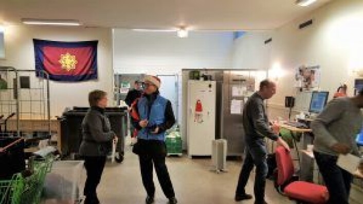 Daglig leder Irene Mathisen slår av en prat med Rune Aale-Hansen i bakrommet på slumstasjonen i dag tidlig. Foto: Tarjei Kidd Olsen Daglig leder Irene Mathisen slår av en prat med Rune Aale-Hansen i bakrommet på slumstasjonen i dag tidlig. Foto: Tarjei Kidd Olsen