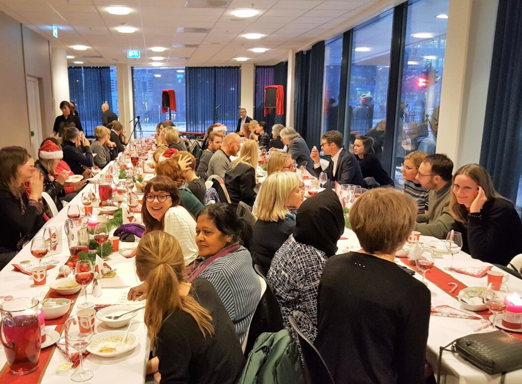 Nabolagsgrøt i regi av TINE og Røde Kors på Grønland viste seg å være et populært tiltak. For hvem liker vel ikke litt julegrøt med gode naboer? Foto: Tarjei Kidd Olsen Nabolagsgrøt i regi av TINE og Røde Kors på Grønland viste seg å være et populært tiltak. For hvem liker vel ikke litt julegrøt med gode naboer? Foto: Tarjei Kidd Olsen