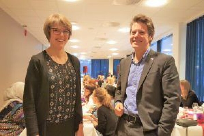TINEs konsernsjef Hanne Refsholt og Røde Kors' generalsekretær Bernt G Apeland var begge tilstede i Lakkegata 23 i går. Foto: Tarjei Kidd Olsen TINEs konsernsjef Hanne Refsholt og Røde Kors' generalsekretær Bernt G Apeland var begge tilstede i Lakkegata 23 i går. Foto: Tarjei Kidd Olsen