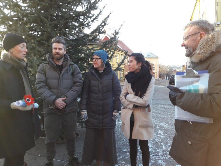 Tuva Løkse, fra Kampen vel, forteller om vellets arbeid med Thorbjørn Egners plass. Fra venstre: Tuva Løkse, Viktor J. Gjengaard; nestleder i bydelsutvalget, Marit Skjeggestad; prest i Kampen kirke og Tommy Grotterød; leder i Kampen vel. Foto: Andes Høilund Tuva Løkse, fra Kampen vel, forteller om vellets arbeid med Thorbjørn Egners plass. Fra venstre: Tuva Løkse, Viktor J. Gjengaard; nestleder i bydelsutvalget, Marit Skjeggestad; prest i Kampen kirke og Tommy Grotterød; leder i Kampen vel. Foto: Andes Høilund