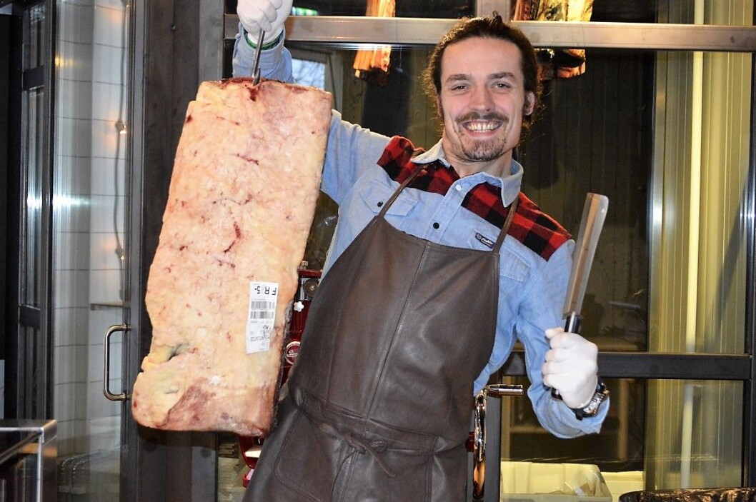 Slakter Thomas Evjen har tidligere jobbet i Mathallen. Nå drømmer han om å lage pølser til gjestene. Foto: Maria Ludvigsen Slakter Thomas Evjen har tidligere jobbet i Mathallen. Nå drømmer han om å lage pølser til gjestene. Foto: Maria Ludvigsen