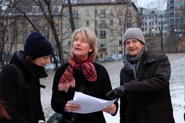 Sunniva Holmås Eidsvoll, Eline Rolles Friis og Peder Chr. Løvenskiold ser på tegninger av den nye broa. Foto: Morten Lauveng Jørgensen Sunniva Holmås Eidsvoll, Eline Rolles Friis og Peder Chr. Løvenskiold ser på tegninger av den nye broa. Foto: Morten Lauveng Jørgensen
