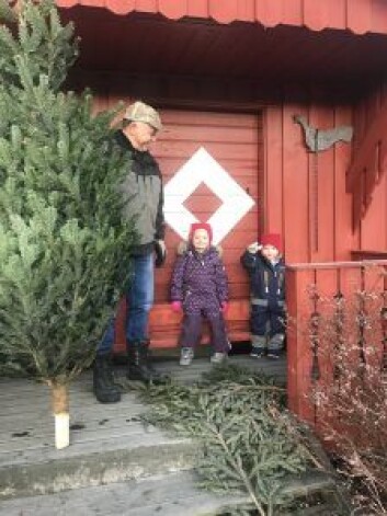 Ole-Petter foran stabburet på familiegården med barnebarna Nora og Oscar. Foto: Privat Ole-Petter foran stabburet på familiegården med barnebarna Nora og Oscar. Foto: Privat