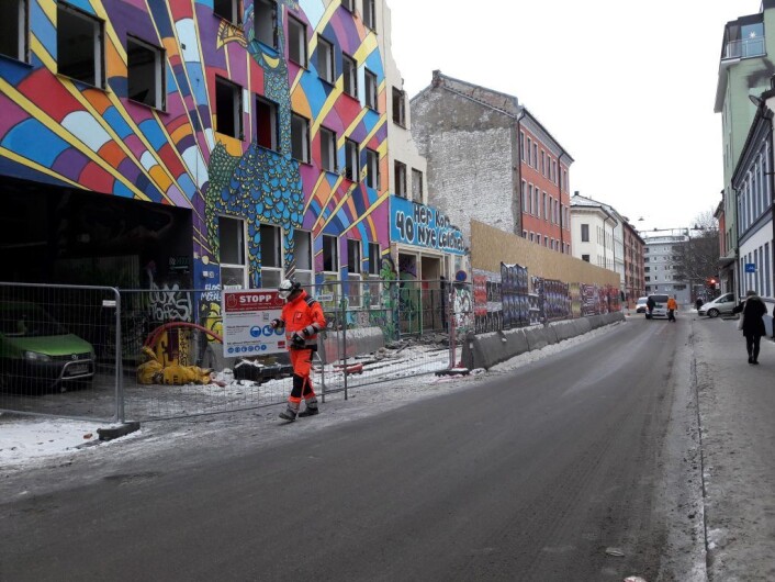 Snart er påfuglen på veggen borte. Huset skal erstattes av et bygg i energiklasse A, som stiller de strengeste kravene for energiforbruk for bygg i Norge. Foto: Anders Høilund Snart er påfuglen på veggen borte. Huset skal erstattes av et bygg i energiklasse A, som stiller de strengeste kravene for energiforbruk for bygg i Norge. Foto: Anders Høilund