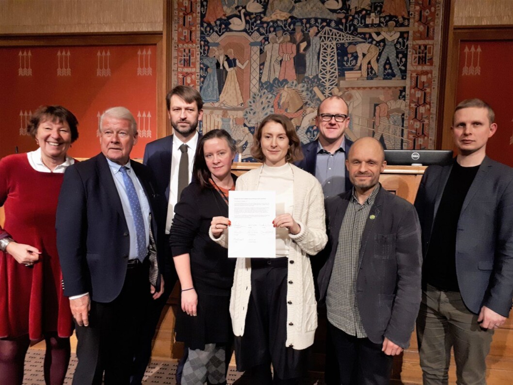 Representanter for samtlige partigrupper signerte uttalelsen mot vold og trusler onsdag. Fra venstre ordfører Marianne Borgen, Carl I Hagen (Frp), Eirik Lae Solberg (H), Marit Halse (R), Sunniva Holmås Eidsvoll (SV), Frode Jacobsen (Ap), Harald Nissen (MdG) og Erik Lunde (Krf). Foto: Christian Boger Representanter for samtlige partigrupper signerte uttalelsen mot vold og trusler onsdag. Fra venstre ordfører Marianne Borgen, Carl I Hagen (Frp), Eirik Lae Solberg (H), Marit Halse (R), Sunniva Holmås Eidsvoll (SV), Frode Jacobsen (Ap), Harald Nissen (MdG) og Erik Lunde (Krf). Foto: Christian Boger