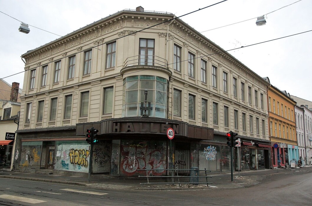 Halléngården har stått tom og forfalt i 14 år. Hva som skjer med den videre er uklart. Foto: Wikipedia Halléngården har stått tom og forfalt i 14 år. Hva som skjer med den videre er uklart. Foto: Wikipedia