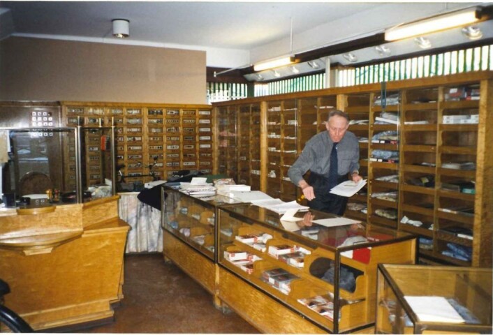Ulf Hallén på den tiden han fremdeles eide og drev Halléngården. Foto: Byantikvaren Ulf Hallén på den tiden han fremdeles eide og drev Halléngården. Foto: Byantikvaren