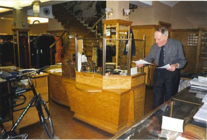 Ulf Hallén skrev etter hvert butikken sin over på sin forretningsfører. Foto: Byantikvaren Ulf Hallén skrev etter hvert butikken sin over på sin forretningsfører. Foto: Byantikvaren