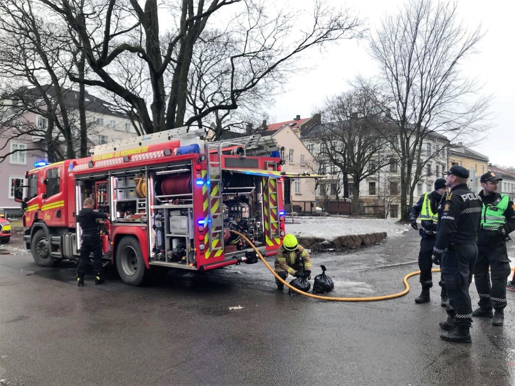 Både politi og et titalls brannfolk var på plass for å slukke brannen i trafostasjonen i Akersbakken på St. Hanshaugen. Foto: Christina Hantho Både politi og et titalls brannfolk var på plass for å slukke brannen i trafostasjonen i Akersbakken på St. Hanshaugen. Foto: Christina Hantho