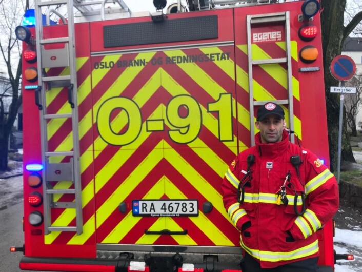 Innsatsleder Robert Corell, i brann og redningsetaten, forteller om svært giftig røyk fra trafostasjonen. Foto: Christina Hantho Innsatsleder Robert Corell, i brann og redningsetaten, forteller om svært giftig røyk fra trafostasjonen. Foto: Christina Hantho